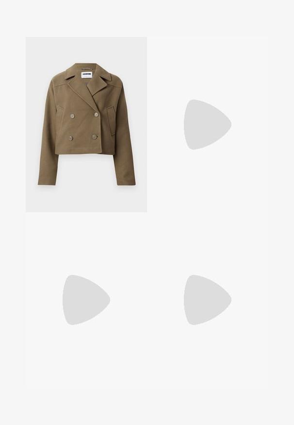 Lühendatud kahe nööbiga jakk oliivrohelises värvitoonis, valmistatud tekstureeritud kangast. Omab suuri nuppe ja teravat kraed, küljetaskute detailiga.; Sinine pluus, millel on krae, nupud ees ja pikad varrukad. Valmistatud tekstuursetest kangast, millel on kokku tõmmatud mansetid.; Laiad sinised denimpüksid, millel on pleekinud viimistlus, nupp ja lukuga sulgemine, viis taskut ning vööaasad.; Mustad mustad jalanõud ümmarguse varbaga, tasase tallaga ja kinnitusega rihmaga, millel on pandla detail. Suure plokknina, mis tagab lisastabiilsuse.