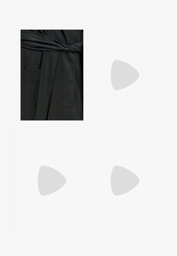 WILLA BOTANIST - Trenchcoat - black; Svart kort tröja med hög polokrage, ribbat mönster och vida ärmar. Tillverkad av mjukt stickat material. Enkelt design utan mönster.; Svarta vida byxor med hög midja, med en slät yta och två framfållar. Designade med en ren, skräddarsydd form.; Svarta läderstövlar som når knäna med en slät yta, en avslappnad design, spetsig tå och en låg kvadratisk klack. Minimalistisk stil utan synlig hårdvara.; Svarta rektangulära solglasögon med mörka linser, glänsande yta, breda skalmar och en gedigen ramdesign. Graverat märke på ena skalmen.; Svart lädervävd toteväska med en avslappnad form och bred axelrem. Har en strukturerad, flätad design med en slät yta.