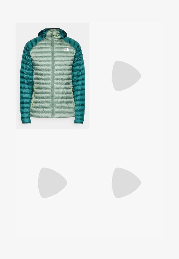 Groene donsjas met capuchon. Bevat een gewatteerd ontwerp, een gladde buitenkant en contrasterende donkergroene mouwen. Inclusief een rits aan de voorkant en een logo op de borst.; Grijze T-shirt met korte mouwen, gemaakt van een katoenmix, met een zwarte grafische print van "THE NORTH FACE" en een gebogen logo detail op de voorkant.; Zwarte sportieve broek gemaakt van lichtgewicht stof, met een trekkoord in de taille, zijzakken en taps toelopende boorden bij de enkels.; Zwarte trailrunning schoen met een gestructureerde bovenkant, rubberen zool en versterkte neus. Voorzien van een gevoerde kraag en een trekhaak voor eenvoudig aan- en uittrekken.