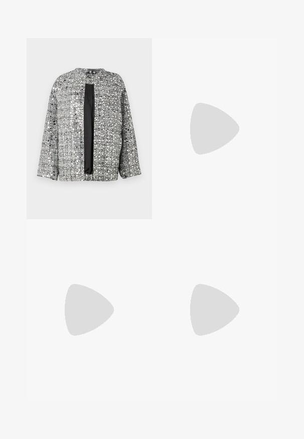 Mustat ja hopeiset kudotut takit, joissa on pyöreä kaulus, avoin etuosa ja kolmivartiset hihat. Kappaleen pinta on tekstuurinen ja kimaltava.; Valkoinen, ribbatusta kankaasta valmistettu, istuva toppi, jossa on hihattomat cap-sleeve -hihoja ja kokoontumisdetails, jotka antavat tekstuuria ja muotoa.; Valkoiset leveälahkeiset housut pehmeästä kankaasta. Varustettu joustavalla vyötäröllä ja nyörillä sekä sileällä pinnalla. Ei näkyviä kuvioita tai tarvikkeita.; Mustat patentoitu nahkakengät, joissa on säären takaosa ja terävä kärki, sekä geometrinen palikkakorko. Sisältää tyylikkään, minimalistisen muotoilun ja sileän pinnan.