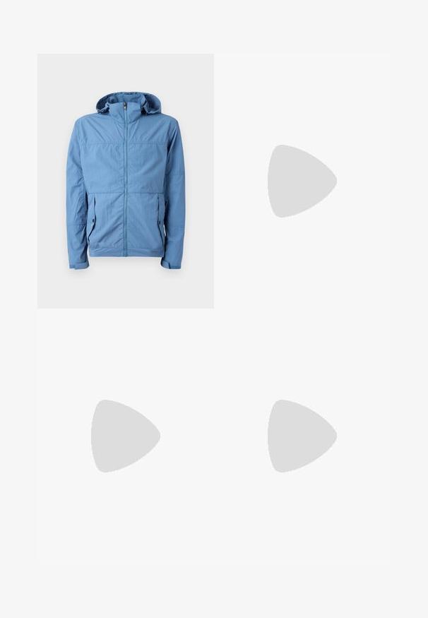 Lys blå, zip-up jakke med hette. Laget av teksturert stoff. Har sidelommer og en strømlinjeformet design med minimale sømmer.; Langermet hvit bomullsskjorte med rund hals, sidespalter nederst og en jevn tekstur, vist fra baksiden.; Lys blå denimjeans med rett ben-design, fem lommer, knappeåpning, minimal falming og kontrasterende sømdetaljer.; Hvit sneakers med en glatt skinnoverdel og lav profil. Har en rund tå, seks snøring hull, og en teksturert gummisåle.