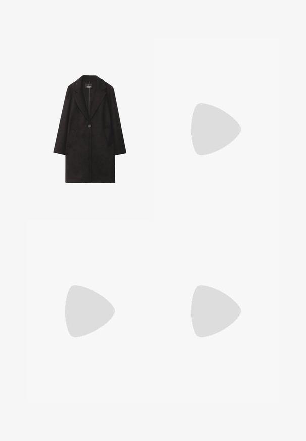 Sort uldblandingsfrakke med en struktureret silhuet, klapkrave, enkelt knappetryk og to forlommer. Blød tekstur og minimalistisk design.; Sort kortærmet top lavet af strækbart stof, med et tætsiddende design og samling detaljer på siderne. Glat tekstur, klassisk form.; Sorte polyester culotte bukser med elastisk talje, to forpiber og en løs silhuet. Ingen synlige mønstre eller hardware detaljer.; Sorte patenterede hælsandaler med firkantet tå, ankelremme og sølvspænder. Har en chunky blokHæl for stabilitet.