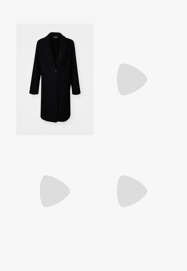 Cappotto lungo nero realizzato in tessuto strutturato, con chiusura a un bottone, revers a punta e maniche tre quarti.; T-shirt bianco a maniche corte realizzato in cotone. Presenta un collo tondo e una vestibilità rilassata. Texture liscia senza motivi o dettagli visibili.; Pantaloni bianchi a gamba larga realizzati in tessuto leggero, dotati di una vita elastica e di un cordino per una vestibilità regolabile. Texture liscia.; Scarpe scamosciate blu con strisce rosa e lacci bianchi, dotate di una suola in gomma, abbinate a pantaloni di denim larghi su una superficie verde.