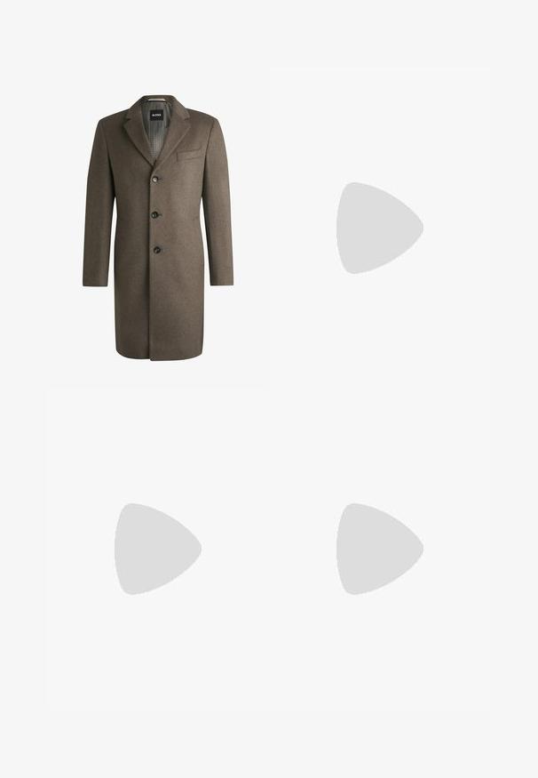 Cappotto in lana marrone con revers, a petto singolo e tre bottoni frontali. Presenta una tasca sul petto e una texture liscia.; Due t-shirt in cotone, una nera e una bianca, con collo a giro e un piccolo logo sul petto. Entrambe hanno maniche corte e un taglio dritto.; Pantaloni della tuta neri realizzati in materiale morbido, con vita elastica, coulisse e gambe affusolate. Presenta un piccolo logo sul lato.; Scarpa da corsa nera con superficie testurizzata, dettagli grigio chiaro e tre strisce orizzontali marroni. Presenta una suola bianca imbottita.