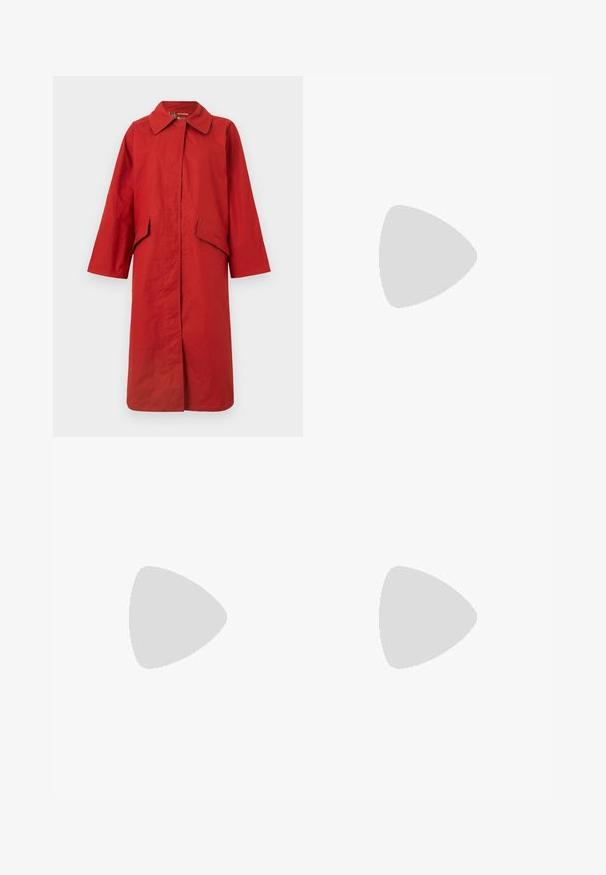 Barbour THE EDIT BY ALEXA - Trentšmantel - scarlett; Mustmust särk, millel on ümar kaelus, lühikesed varrukad ja tindiga tikitud logo rinnal. Lihtne, mugav lõige ilma mustriteta.; Mustad ja sirged püksid, millel on sile tekstuur ja teravad voldid esiosas. Ilma nähtavate detailideta.; Must musta slingback tüüpi kingad terava nina, madala kontsaga ja sileda pinnaga. Sisaldab õhukest reguleeritavat rihma turvaliseks istumiseks.