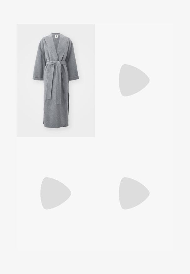 Accappatoio lungo in lana grigia con ampio rever, cintura in vita e maniche di lunghezza media. Tessuto morbido e vestibilità comoda con spacchi laterali.; Blusa oversize beige con scollatura rotonda, maniche corte e larghe, e spacco centrale anteriore. Tessuto liscio, leggermente lucido, con una vestibilità ampia.; Pantaloni neri a gamba larga realizzati in un tessuto morbido, con vita alta, pieghe e un design sartoriale. Finiture semplici in nero in vita.; Scarpe slingback in vernice nera con punta affusolata, cinturino regolabile e tacco medio quadrato. Texture liscia con una finitura lucida.