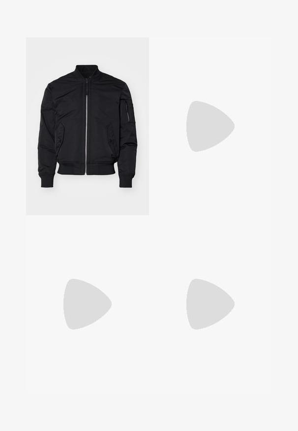 Replay JACKET - Pilotska jakna - black; Crna pamučna majica s kratkim rukavima i okruglim izrezom. Na prednjoj strani se nalazi plavi natpis "ISCELJENJE" u obliku luka.; Crne traperice ravnog kroja s narančastim šavovima, dizajn s pet džepova, petlje za pojas, te prednje dugme i zatvarač.; Crne nubuk cipele s vezicama i okruglim nosom, lagana kremasta srednja podrška i suptilni plavi šavovi na gornjem dijelu.