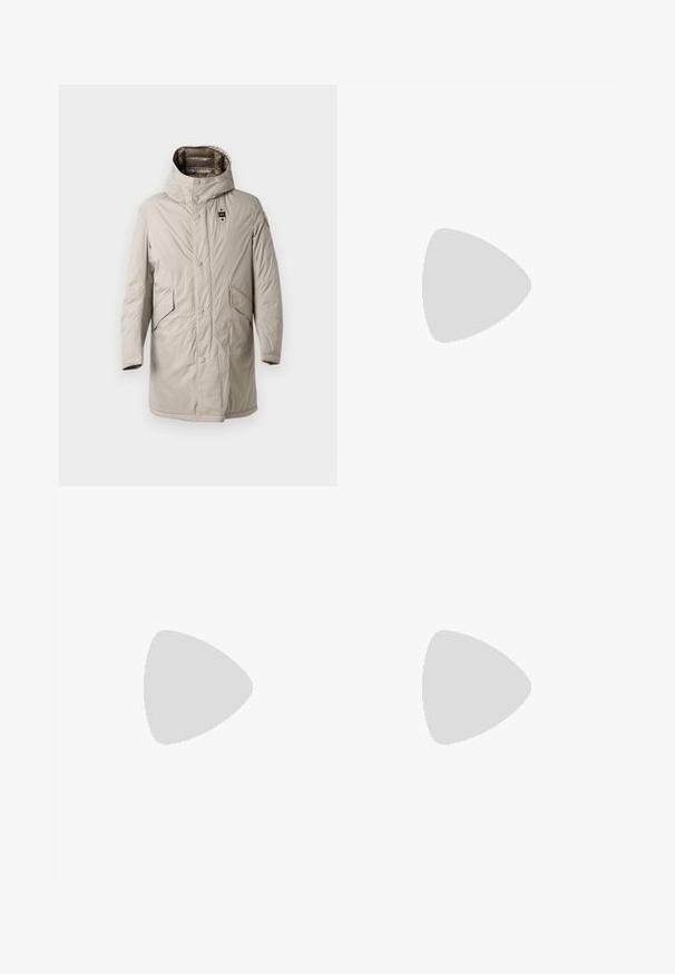 Lys beige, knælang parka med hætte, trykknapper og to sidelommer. Glat, let krøllet tekstur med et logo-patch på ærmet.; Langærmet hvid bomulds skjorte med rund halsudskæring, sideslids i bunden og en glat overflade, vist bagfra.; Lyseblå denim jeans med lige ben-design, fem lommer, knaplukning, minimal falming og kontraststingdetaljer.; Hvide sneakers med en glat læderoverdel og lav profil. Har en rund tå, seks snørehuller og en tekstureret gummisål.