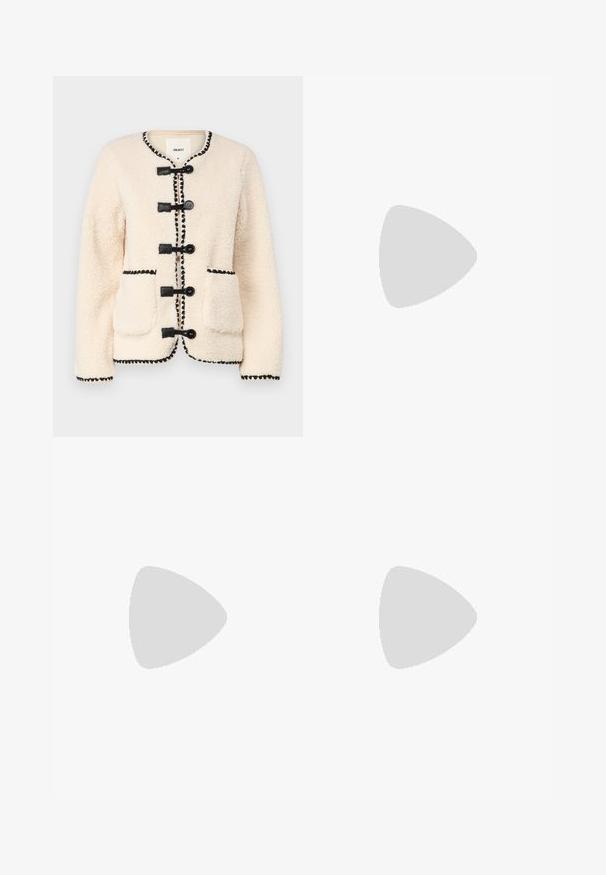 Object OBJPAULINE JACKET  - Veste polaire - white sand; Haut à manches courtes gris foncé avec un col bateau. Fabriqué en tissu côtelé, il présente une coupe décontractée et un ourlet propre. Design simple, sans motifs.; Pantalons plissés noirs avec une taille élastique. Présente des jambes larges et un tissu lisse texturé avec des rayures verticales.; Escarpin noir en cuir à bout pointu avec une bride de cheville et un talon épais. Texture lisse, design élégant et esthétique minimaliste.