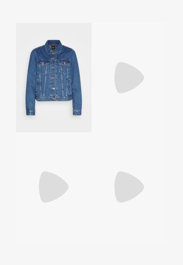 Denim jakna u srednje plavoj boji s krojenjem do struka, prednjim džepovima s flapom, metalnim dugmadima i kontrastnim šavovima. Klasičan ovratnik i duge rukave.; Crna rebrasta kratka majica bez rukava s okruglim izrezom. Izrađena od mekog, rastezljivog materijala, s urednim rubovima.; Crne cargo hlače s visokim strukom, prednjim nabranjima, dva bočna džepa i opuštenim krojem, izrađene od čvrstog materijala s glatkom teksturom.; Crne visoke tenisice s bijelim vezicama, bijelim logotipom i kontrastnim bijelim šavovima. Imaju debeli bijeli potplat i teksturiranu nubuk gornjište.
