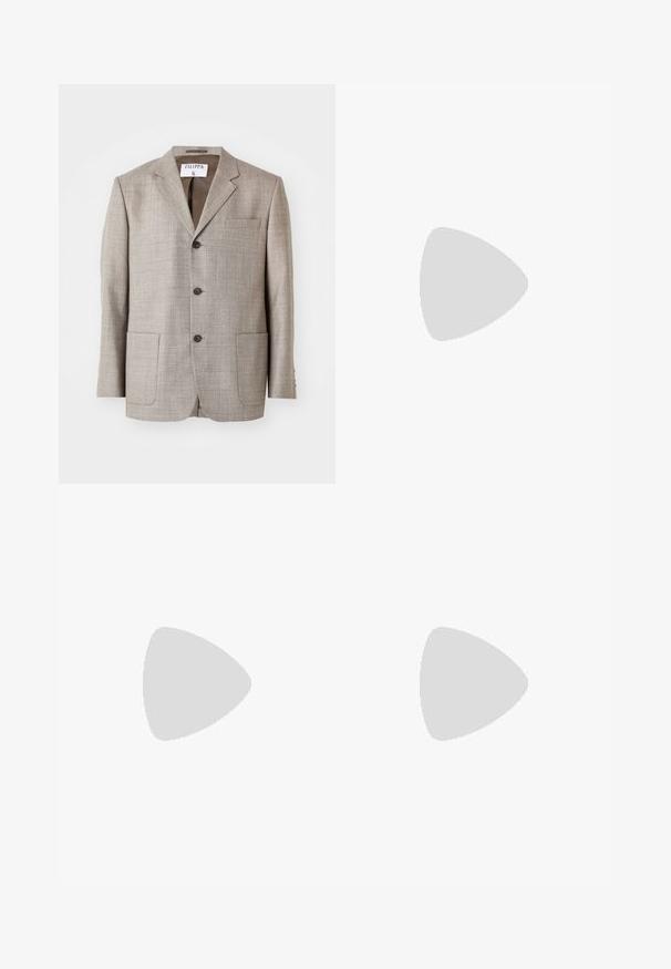 Hellbrauner Blazer aus strukturiertem Stoff, mit Reverskragen, vorderen Knöpfen und zwei vorderen Taschen. Etikett trägt die Aufschrift "Filippa K."; Schwarzes Baumwoll-T-Shirt mit Rundhalsausschnitt, kurzen Ärmeln und weißem Logodruck auf der linken Brust. Einfaches, einfarbiges Design.; Graue maßgeschneiderte Hose aus strukturiertem Stoff, mit zwei vorderen Falten und geradem Bein. Keine sichtbaren Taschen oder Verzierungen.; Schwarze Leder-Slipper mit runder Zehenform, dezenten gestickten Details und niedrigem Absatz, ausgestattet mit glatter Textur und minimalistischem Design.