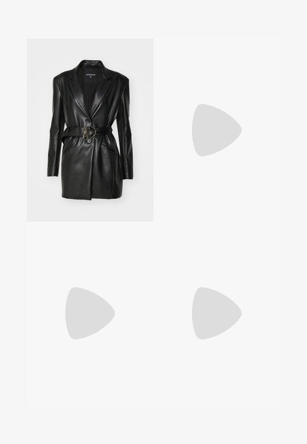 Patrizia Pepe GIACCA JACKET - Pitkä takki - nero; Mustat lyhyet yläosat, jotka ovat pehmeää kangasta, niissä on istuva vyötärö, leveät hihat ja korkeakauluksinen muotoilu, jossa on näkyvät saumat.; Mustat räätälöidyt housut, joissa on leveä lahkeensilhuetti, vyö hopeasoljella, laskokset ja sileä kankaan tekstuuri.; Mustat nahkaiset korkokengät, joissa on avattu kantapää, kapea kärki, sileä pinta ja kapea nilkkaremmi, jossa on kultaiset metalliosat.