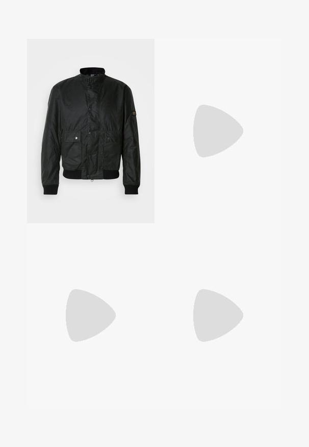 Must mustsinik, valmistatud tekstuursest kangast, kõrge kraega, ees klipsnuppe, kaks esikotti ja soonikkoes mansetid.; Musthave muströid ja pehmest materjalist must turtleneck, millel on pikad varrukad ja tihe istuvus. Ribaga ääris allservas ja vöökohal. Lihtne disain.; Mustad denim püksid sirge säärega, nähtava õmblusega ja eesnupuga sulgur. Sisaldab kahte küljetaskut ja kahte tagataskut.; Must beemel levalis kingad ümarate varvastega, sileda pinnaga, minimaalsete õmblustega ja madala kummist kontsaga. Logo kontsa peal.