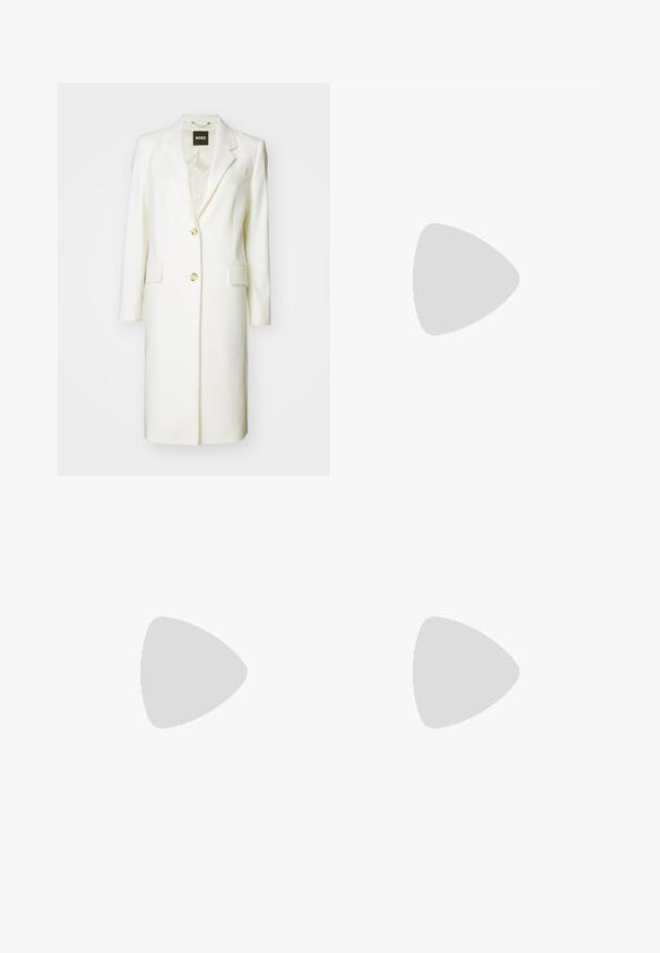 BOSS CATARA - Klassikaline mantel - open white; Lühikeste varrukatega beež särk klassikalise kraega, ees nupuväärise ja vasakul rinnataskuga. Sile kangas, ilma nähtavate mustrite või tekstuurideta.; Mustad ja sirged püksid, millel on sile tekstuur ja teravad voldid esiosas. Ilma nähtavate detailideta.; Must mustaga, terav varvas, madala kontsaga sildiga king, mis on valmistatud siledast nahast ja mille küljel on lõike disain hingavuse tagamiseks.