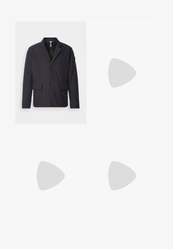 Μαύρο υφασμάτινο μπουφάν με πέτο, δύο μπροστινές τσέπες και δύο κουμπιά. Ελαφρύ σχέδιο με λείο εσωτερικό επένδυση.; Μαύρο πουλόβερ σταυρωτ�ό λαιμό, φτιαγμένο από μαλακό υλικό, με μακριά μανίκια και εφαρμοστή γραμμή. Ριγωτή λεπτομέρεια στο τελείωμα και στους καρπούς. Απλός σχεδιασμός.; Ανοιχτό γκρι παντελόνια με λεία υφή, επίπεδο μπροστινό μέρος και ίσιες γραμμές. Κατασκευασμένα από αναπνεύσιμο ύφασμα, διαθέτουν εσωτερικές τσέπες και θηλιές για ζώνη.; Μαύρο δερμάτινο παπούτσι με κορδόνια, με στρογγυλή μύτη, λεία υφή, ελάχιστη ραφή και χαμηλή καουτσούκ σόλα. Λογότυπο στη σόλα.