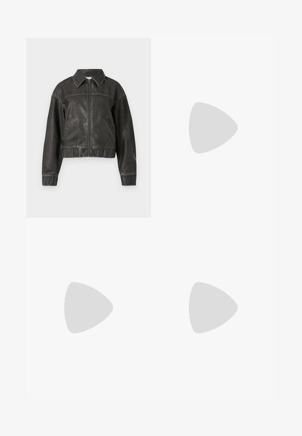 Object OBJSCARLET BIKER - Veste en similicuir - black; Pullover court en tissu crème, avec un col haut, fermeture éclair à mi-hauteur, ourlet et poignets élastiqués, offrant une texture lisse et un design minimaliste.; Pantalon noir avec une coupe droite, doté de poches avant et d'éclairs sur l'ourlet. Fabriqué en tissu doux et lisse. Convient à diverses occasions.; Baskets blanches en cuir avec des rayures noires, semelle crème et lacets clairs. Portées avec des chaussettes blanches côtelées, positionnées sur un fond bleu.