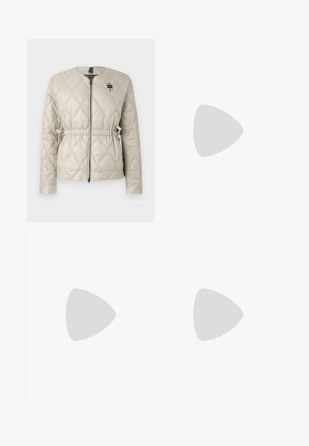 Giacca trapuntata beige chiaro con colletto rotondo, vita elastica, zip completa e etichetta decorativa. Presenta un motivo a diamante su tutta la superficie.; T-shirt bianco a maniche corte con righe orizzontali blu navy, con logo "Tommy Hilfiger" ricamato sul petto. Design classico con collo a giro.; Jeans neri dritti realizzati in denim, con vita alta, cinque tasche e zip con chiusura a bottone. Lavaggio leggermente sbiadito.; Sneaker bianchi in pelle con suola spessa bianca, accento in suede nero sul tallone e logo impresso sul lato. Design con lacci e sei fori per i lacci.