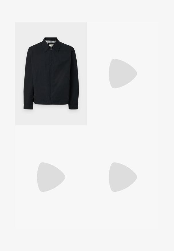 Schwarze Jacke mit Reißverschluss und spitzem Kragen, seitlichen Taschen und kontrastierendem kariertem Futter. Sie hat lange Ärmel und einen geraden Schnitt.; Schwarzes T-Shirt mit kurzen Ärmeln aus strukturiertem Stoff, mit weißen Akzenten an den Bündchen. Gerundetem Halsausschnitt, lockere Passform.; Schwarze Denim-Hosen mit geradem Bein, frontalen Taschen und aufgesetzten Taschen auf der Rückseite. Ausgestattet mit silberner Hardware und Seitenschlaufen für zusätzliche Funktionalität.; Schwarze Wildledersneaker mit runder Zehenpartie, schnürbarem Vorderteil und weißer Gummisohle. Einfaches Design mit minimalen Akzenten und glatter Textur.
