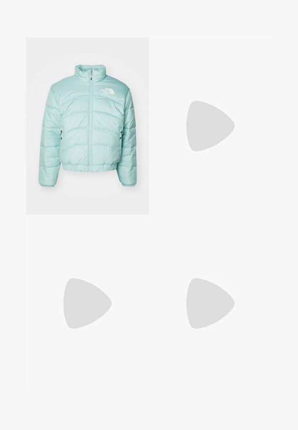 Giacca puffy blu chiaro con colletto alto, chiusura con zip frontale e logo sul lato sinistro del petto. Presenta polsini e vita elasticizzati.; T-shirt nera in tessuto liscio con scollatura a girocollo, caratterizzata da tre strisce verdi sulle spalle e un piccolo logo verde sul petto.; Jeans in denim nero con una vestibilità ampia, caratterizzati da cuciture bianche a contrasto, chiusura a bottone e un design a gamba dritta.; adidas Originals GAZELLE - Scarpe da calcio indoor - real madrid/bluebird/footwear white/crew yellow