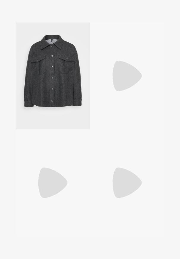 Grå jacka i ullblandning med knappstängning, två bröstfickor och krage. Mjuk textur med avslappnad passform.; Ljusgrå, långärmad croppad sweatshirt med ribbad ärm och hög rund halsringning, uppvisad mot en enfärgad ljus bakgrund.; Svarta byxor med vida ben, tillverkade av ett mjukt tyg, med slät front, bältesl Gjorde och inga synliga fickor. Ren, skräddarsydd design.; Svarta klacksandaler med flera smala remmar och rund tå. Klacken är fyrkantig med en slät yta. Justerbar spänne.