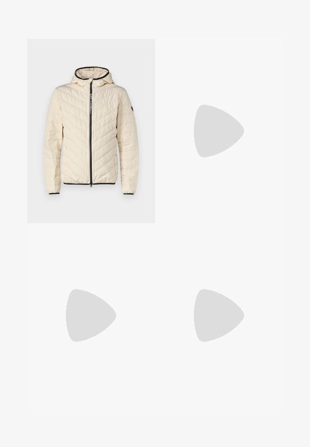 Polstret beige jakke med horisontalt kviltet mønster, svart glidelås og hette. Har elastiske mansjetter og logodetalj på ermet.; Svart langermet skjorte med rund hals. Laget av mykt stoff, har et enkelt design og en standard passform uten synlige mønstre eller aksenter.; Svarte skreddersydde bukser med en jevn tekstur, med frontfold, rette ben og sidelommer. Enkelt design og ensfarget.; Hvit sneakers med semsket detaljer, rund tå, flate snøringer og en kremfarget gummisåle. Har grønn merking på hælen.