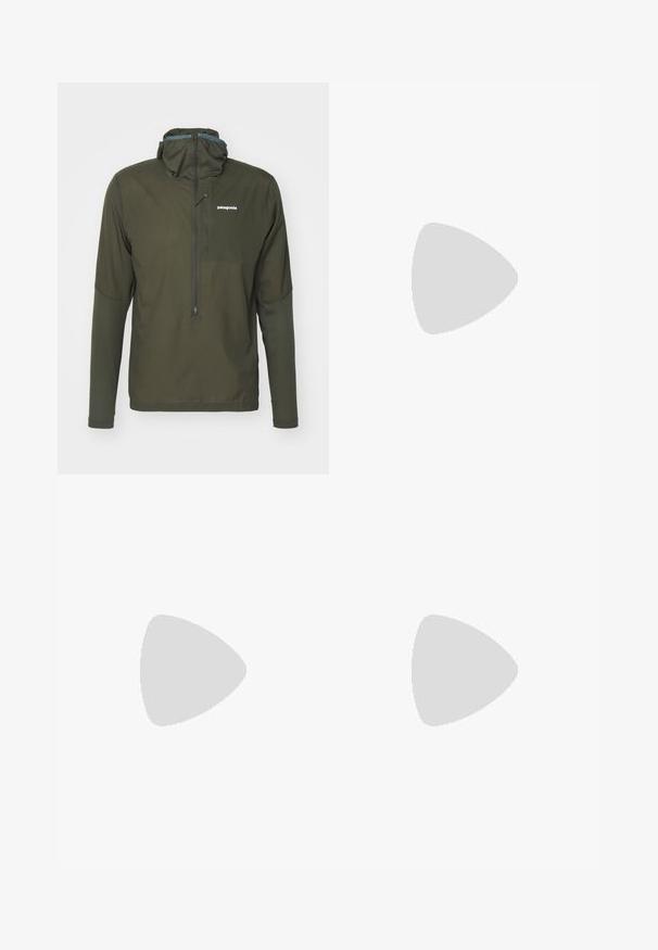 Patagonia AIRSHED PRO - Széldzseki - pine needle green; Fehér pamut póló rövid ujjakkal, kerek nyakkal és bal oldalon elhelyezett zsebbel, amelyen egy kék "Patagonia" logó található. Klasszikus szabású, sima textúrával.; Patagonia QUANDARY PANTS - Szabadtéri nadrágok - classic tan; Olívazöld és fekete túrabakancs rózsaszín részletekkel. Jellemzői közé tartozik a texturált felsőrész, a rugalmas talp, a megerősített orr- és a színes fűzőrendszer.