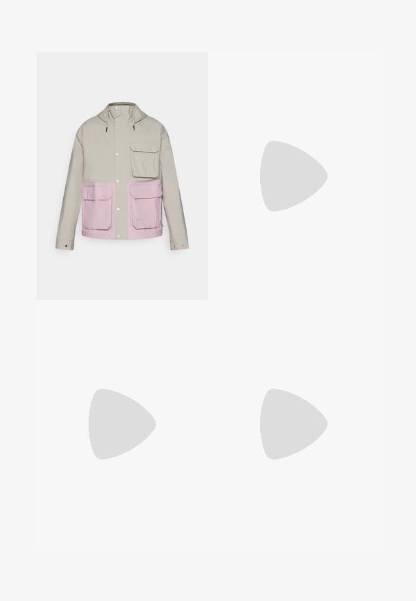 Hellgraue wasserfeste Jacke mit pinkfarbene unterem Abschnitt, zwei Fronttaschen und Kapuze; ausgestattet mit Druckknöpfen und verstellbaren Kordeln.; Helles graues Baumwoll-T-Shirt mit kurzen Ärmeln, Rundhalsausschnitt und einem türkisfarbenen grafischen Logo auf der linken Brustseite. Einfaches und lässiges Design.; Marine Cargo-Hosen aus strapazierfähigem Stoff, mit Knopfverschluss, fünf Taschen und schmal zulaufenden Beinen mit leichter Struktur.; Outdoor-Schuh mit grauem und dunkelblauem Design, strukturiertem Stoff, robuster Sohle und verstellbarem Schnürsystem für einen sicheren Sitz.