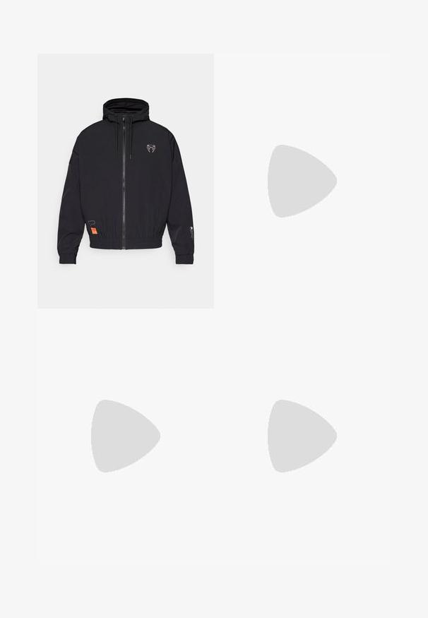 Svart zip-up jacka med huva, elastiska ärmslut och dragsko. Har en logotyp på bröstet och en orange etikett på sidan.; Svart kortärmad t-shirt i bomull med en subtil struktur. Har en framficka med en rektangulär design och logodetalj.; Svarta, lätta joggingsbyxor med resårmidja och dragsko, insvängda ben och en subtil strukturerad finish.; Högskuren спортивна sko med en svart nätutsida och beige accenter. Texturerad gummisula och logodetalj på sidan.