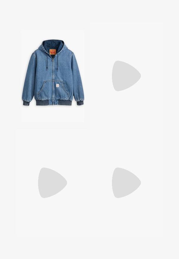 Blå denim hettejakke med glidelås, frontlommer, ribbestrikkede cuffs og kant, og en quiltet innerfôr. Levi's-merket synlig inni.; Hvit bomull t-skjorte med korte ermer, rund utringning, avslappet passform, og ingen synlige logoer eller mønstre. Glatt tekstur og minimalistisk design.; Høyt liv, løstsittende jeans i falmet svart denim. Har fem lommer, beltehemper og et rent, rett ben-design.; Grå og hvite sneakers med overdel i semsket skinn og lær, rund tå, flate lisser, og gummisåle med gummibelegg.