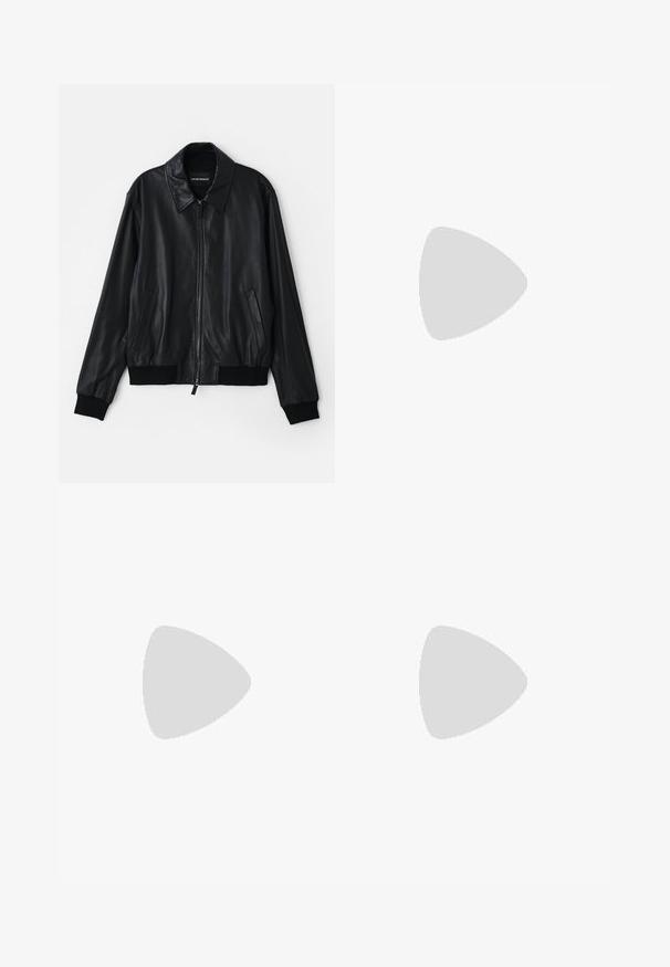 Jachetă bomber din piele neagră, cu fermoar frontal, guler mare, buzunare laterale și manșete și tiv tivite. Textură netedă cu un design ajustat.; Tricou oversized cu mânecă scurtă, de culoare neagră, cu decolteu rotund și etichetă Filippa K vizibilă în interiorul gulerului.; Pantaloni bleumarin cu o croială dreaptă, cu un material texturat, două pliseuri frontale, curea pentru brâu și închidere cu fermoar.; Adidași din piele albă cu un accent texturat albastru pe călcâi, având o talpă din gumă durabilă și un design clasic cu șireturi.