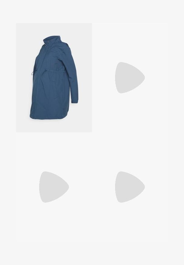Giacca da maternità blu con colletto alto, zip frontale, vita regolabile con cordoncino e maniche lunghe. Materiale liscio e leggero.; Tre top premaman a canotta in bianco, grigio e nero. Tessuto elasticizzato con spalline regolabili e cuciture laterali arricciate per il massimo comfort.; Jeans premaman con gambe in denim blu e un pannello addominale elastico nero progettato per sostenere e coprire una pancia in crescita.; Sneaker bianco realizzato in materiale sintetico liscio, con punta arrotondata, design con lacci, suola piatta e delicati dettagli perforati.