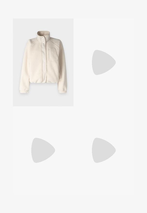 Hollister Co. - Kurtka z polaru; Zestaw trzech koszulek z krótkim rękawem w kolorze czarnym, szarym i białym. Wykonane z bawełny, z okrągłym dekoltem i prostym, jednolitym wzorem.; Spodnie o szerokich nogawkach w ciemnonawiwowym materiale z rdzeniowym wzorem. Posiadają gładki pas i luźny krój, sięgający do połowy łydki.; Białe sneakersy na platformie wykonane z gładkiego materiału syntetycznego, z zaokrąglonym noskiem, sznurowanym zapięciem i teksturowaną gumową podeszwą. Czarne akcenty na pięcie.