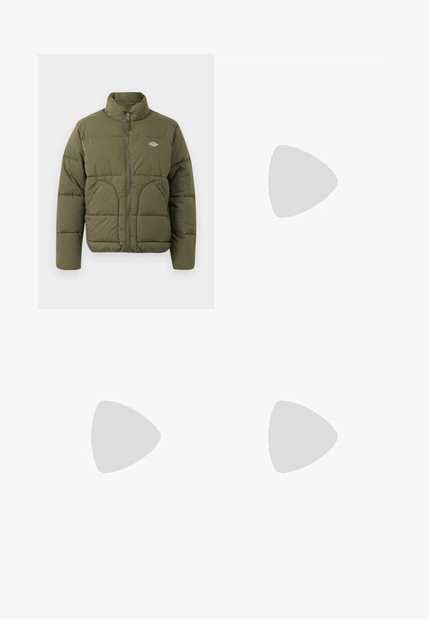 Olivenfarvet pufferjakke med høj krave, fuld lynlås, vandret syninger og to sidelommer. Har et lille logo på brystet.; Sort bomulds t-shirt, oversized design, korte ærmer, med et gult broderet logo på venstre bryst. Glat tekstur, afslappet stil.; Lysebeige brede bukser lavet af bomuld. Har forlommer og en knaplukning. Glat tekstur med subtile lodrette linjer.; Sneakers med en overdel i cremefarvet læder og marineblå ruskind, med en synlig luftsål, beige gummisål og røde detaljer på hælen.