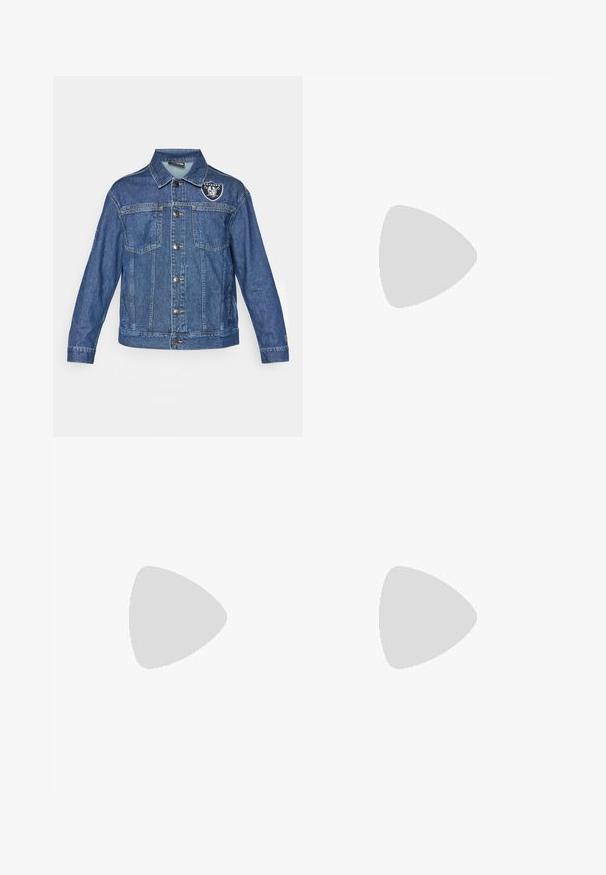 Veste en denim bleu foncé avec des fermetures à boutons, deux poches poitrine et un logo brodé des Raiders sur le coin supérieur gauche.; T-shirt en coton blanc avec des manches courtes, un col rond, une coupe décontractée et sans logos ni motifs visibles. Texture lisse et design minimaliste.; Pantalons de jogging noirs en tissu doux, dotés d'une taille élastique avec un cordon de serrage, de poignets côtelés et d'un petit logo sur la cuisse gauche.; Bottine en daim beige avec un col rembourré noir, œillets en métal doré, détails de surpiqûres blanches et semelle en caoutchouc robuste avec des crampons prononcés.