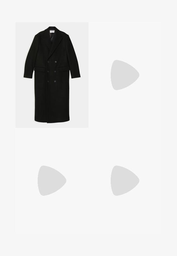 Filippa K DOUBLE BREASTED  - Casaco clássico - black; T-shirt oversized de manga curta preta com decote redondo e etiqueta da marca Filippa K visível no interior da gola.; Calças pretas de cintura alta, com corte amplo, feitas de um tecido suave. Apresentam pregas frontais e passadores para cinto. Design minimalista, sem hardware visível.; Sapatilha baixa branca com atacadores, parte superior lisa e sola de borracha sobre um fundo claro e simples.