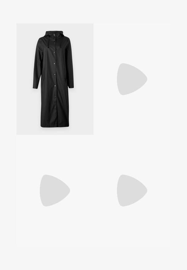 Svart regnjacka med huva, tryckknappsstängning, långa ärmar och sidofickor. Slät textur, knälång design.; Vit långärmad polotröja i ribbat material, med en figursydd design och hög krage, utan synliga logotyper eller detaljer.; Ljusblå vida jeans i denim med hög midja, femficksdesign och subtila blekningar för en använd look.; Svarta canvas högskor med vita gummisulor och snören. Har en cirkulär logotyp på sidan och kontrasterande vit sömnad.
