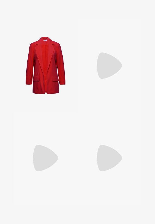 Roter Blazer mit Reverskragen, langen Ärmeln und zwei vorderen Taschen. Aus glattem Stoff gefertigt und mit einem einreihigen Knopfverschluss ausgestattet.; Langärmliges, tailliertes Oberteil aus dunkelbraunem Stoff. Runder Ausschnitt, glatte Textur und leicht verlängerte Ärmel ohne Bündchen.; Weite braune Jeans aus Denim, mit hoher Taille, Fronttaschen und klassischem Knopfverschluss. Glatte Textur mit feinen Nähten.; Braune und burgunderfarbene Sneaker aus Wildleder und Mesh-Materialien, mit drei cremefarbenen Streifen, strukturiertem Stoff an der Zunge und einer Gummisohle.; Geflochtene braune Ledertasche mit runder Form, doppeltem oberen Griff und glatter Textur; verfügt über subtile Nähte als Designdetail.