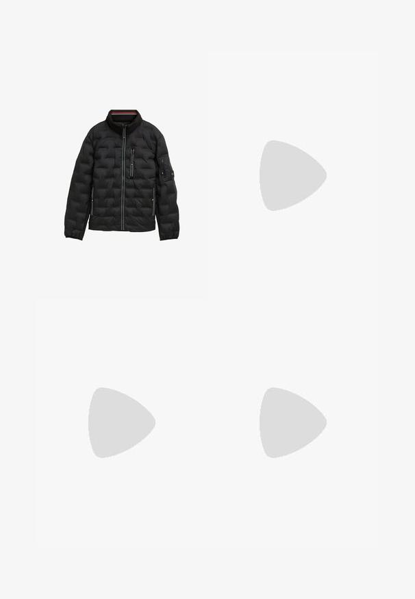 Sort puffjakke med høj krave, quiltet design, lynlåslukning fortil, tre lynlåslommer og elastiske manchetter; har subtile stribede detaljer.; To korteærmede skjorter: en ensfarvet sort og en hvid med sorte lodrette striber. Begge har knaplukninger og en klassisk krave.; Sorte denimbukser med lige ben, fem lomme-design og knaplukning foran. Glat tekstur med minimale syninger.; Sorte læder loafers med rund tå, der har et syet design, lav platformssål og en struktureret, skridsikker gummisål.