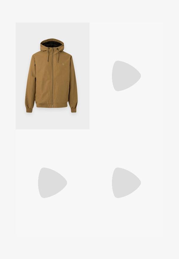 Bruine hoodiejack, met rits aan de voorkant, elastische manchetten en zoom. Twee zijzakken, logo op de borst, gladde stofafwerking.; Witte lange mouwen T-shirt gemaakt van katoen met een ronde hals. Beschikt over een klein zwart logo op de borst. Soepele textuur, normale pasvorm.; Beige katoenen broeken met een rechte pijp, voorzien van een frontknopen sluiting, vijf zakken en een zijcargo zak.; Witte sneaker met grijze suede accenten, groene details, een zichtbare luchtunit en een rubberen buitenzool. Bevat een vetersluiting en een gevoerde kraag.