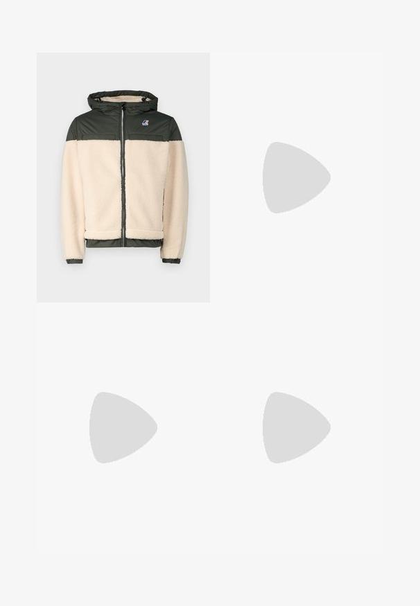Giacca in felpa e nylon con cappuccio, caratterizzata da un corpo crema e maniche verde oliva. Chiusura frontale con zip, polsini elasticizzati e dettaglio del logo sul petto.; T-shirt di cotone bianco con collo rotondo e maniche corte. Presenta un piccolo logo Lacoste nero sul lato sinistro del petto.; Pantaloni da tuta bianchi con pannelli laterali di un verde scuro. Materiale leggero, vita elasticizzata e orli a costine. Presentano una texture in rete sui pannelli laterali.; Sneaker bianco in pelle con punta rotonda, chiusura con lacci e accentuazione nera sul tallone. Presenta un piccolo logo di coccodrillo ricamato sul lato.
