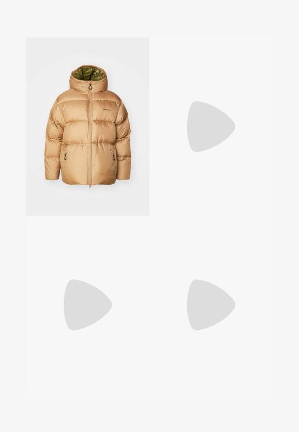 Beige puffjakke med hætte, der har en grøn foring, lynlås foran og sidelommer. Glat, skinnende stof med kviltet mønster.; Hvid bomulds T-shirt med korte ærmer, der har et sort trykt design med teksten "OFFICIAL USE ONLY" sammen med Nike-logoet på venstre side.; Lysebeige brede bukser lavet af bomuld. Har forlommer og en knaplukning. Glat tekstur med subtile lodrette linjer.; Hvide atletiske sneakers med en glat overdel, snørebåndslukning, polstret sål og en synlig luftenhed med røde akcenter på brandingen.