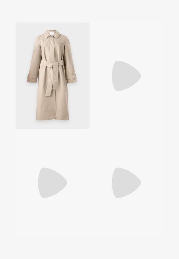 Beige trenchcoat med krage, knappstängning, bältesmidja och långa ärmar med manschettdetaljer. Slät tyg med minimal struktur.; Svart kortärmad tröja med rund halsringning, tillverkad av mjukt material, med rak passform, slät textur och en minimalistisk design utan synliga dekorationer.; Vita högmidjade jeans med vida ben, tillverkade av denim; har fem fickor, kopparnitar och dragkedjeöppning.; Vit högklackad sandal med en kraftig klack, med ett remdesign och ankelband. Slät textur med en plattform framtill för ökad höjd.