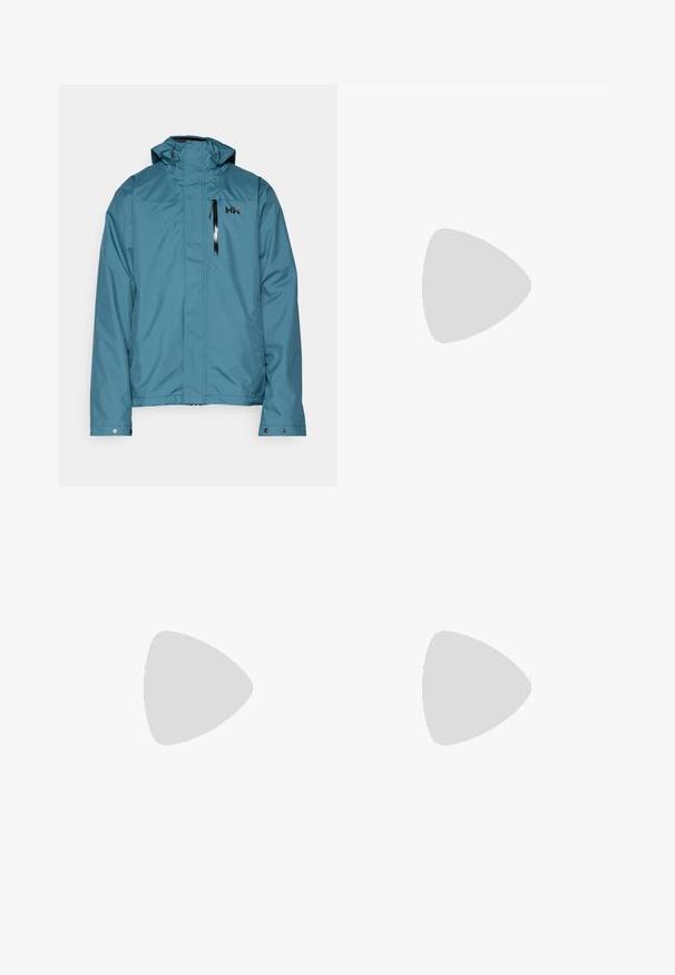 Chaqueta impermeable en color teal con cuello alto, capucha ajustable y bolsillo en el pecho con cremallera. Presenta un logo sutil en la parte superior izquierda.; Camiseta de manga larga blanca de algodón con cuello redondo. Presenta un pequeño logotipo negro en el pecho. Textura suave, corte regular.; Pantalones exteriores negros con una tela suave, bolsillos laterales con cremallera, secciones de rodillas reforzadas y una cintura ajustable con hebilla.; Bota de senderismo negra con parte superior texturizada, puntera reforzada y suela Vibram. El sistema de cordones incluye ganchos para un ajuste seguro.