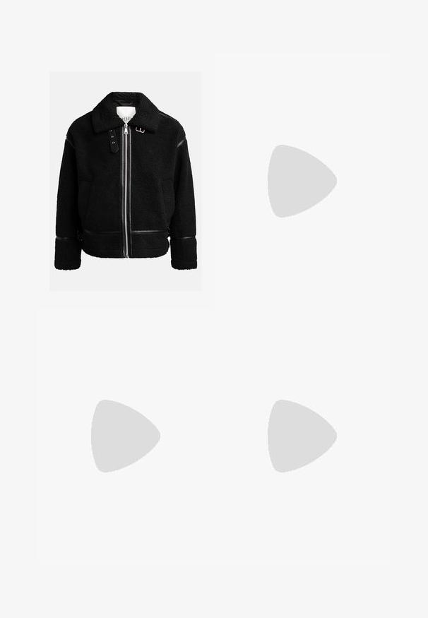 Schwarze Fleecejacke mit Reißverschluss, weitem Kragen und Lederdetails an Taille und Manschetten. Verfügt über eine strukturierte Oberfläche.; Cremefarbendes Baumwoll-T-Shirt mit kurzen Ärmeln, das über einen runden Halsauschnitt mit navy- und weißen Streifen verfügt. Glatte Textur, lässige Passform.; Schwarze Jeanshose mit geradem Schnitt, klassischem Fünf-Taschen-Design und einem Knopfverschluss an der Taille. Glatte Textur und strapazierfähiger Stoff.; Schnürschuh aus cremfarbener Leder und beigem Wildleder, mit einem grünen Fersenakzent, strukturierten Streifen und einer braunen Gummisohle.