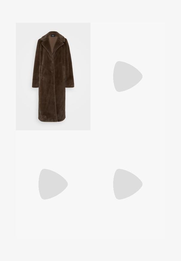 ONLY Tall ONLMEAGAN COAT - Cappotto classico - chocolate torte; T-shirt in cotone nero con vestibilità rilassata, maniche corte, scollatura arrotondata e una texture liscia. Nessuna trama o accento visibile.; Pantaloni culotte neri in poliestere con una cintura elastica, due pieghe frontali e una silhouette ampia. Nessun motivo visibile o dettagli in metallo.; Infradito neri con una finitura lucida, tre sottili cinturini e un dettaglio hardware circolare sulla punta. Design elegante con un tacco minimale.; Borsa tote in pelle nera con texture liscia, forma rettangolare e due manici lunghi. Nessun hardware o decorazione visibile.