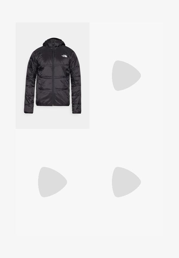 Czarna kurtka puchowa z kapturem, pikowana, z zamkiem błyskawicznym oraz logo The North Face na lewej piersi. Wykonana z lekkiego, błyszczącego materiału.; Czarna bawełniana koszulka z krótkimi rękawami, okrągłym dekoltem i małym białym logo na lewej piersi. Prosty design, gładka faktura i luźny krój.; Czarne spodenki sportowe wykonane z lekkiego materiału, z elastycznym pasem na sznurek, bocznymi kieszeniami i zwężanymi mankietami przy kostkach.; Czarne sneakersy outdoorowe z zamszowym wierzchem, teksturowaną gumową podeszwą i solidnym systemem sznurowania. Posiadają wzmocnioną piętę oraz logo marki na boku.