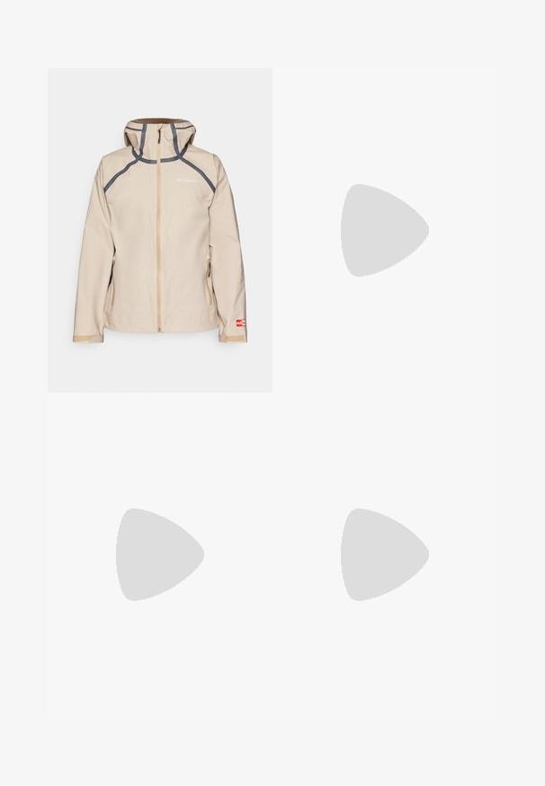 Beige vandtæt jakke med lynlåslukning, grå detaljer, justerbar hætte og sidelommer. Har logo på brystet og ærmet.; Sort t-shirt med korte ærmer lavet af letvægtsstof. Har et lille hvidt logo på venstre bryst og diskrete skuldrelementer.; Sorte atletiske bukser lavet af letvægtsstof, med en snor i taljen, sidelommer og tapered manchetter ved anklerne.; Sort vandrestøvle med struktureret overdel, forstærket tå og Vibram-sål. Snøresystemet inkluderer kroge for en sikker pasform.
