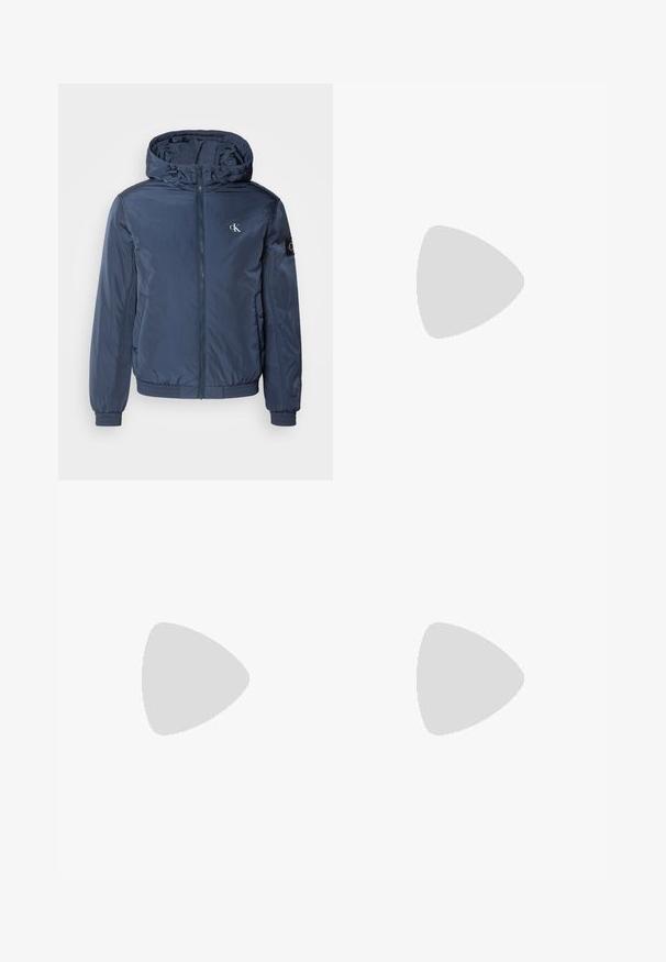 Calvin Klein Jeans PADDED HOODED HARRINGTON - Ľahká bunda - ink; Biele bavlnené tričko s čiernym logom "CK" a nápisom "Calvin Klein Jeans", krátke rukávy a klasický okrúhly výstrih.; Modré slim-fit džínsy s piatimi vreckami, s vyblednutým vzhľadom, na gombík a s pútkami na opasok, vystavené na bielom pozadí.; Čierne turistické topánky s vrstveným dizajnom, textúrovaným materiálom a gumovou podrážkou, so zosilnenými miestami a šnurovaním vpredu.