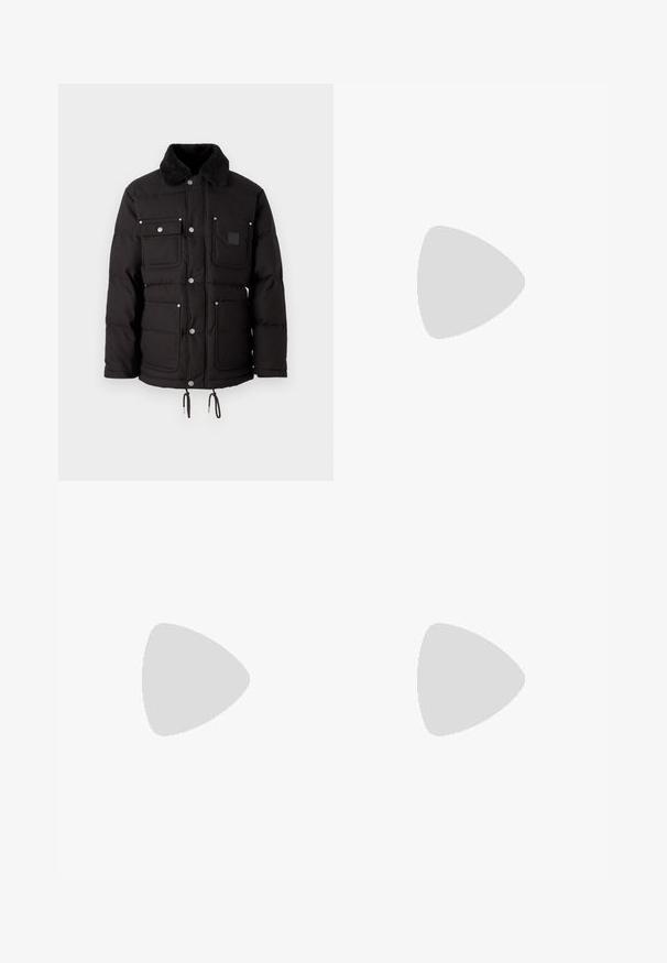 Gepolsterte schwarze Jacke mit einem Kunstfellkragen, zahlreichen Fronttaschen, Druckknöpfen und verstellbarem Kordelzug am Saum.; Weißes Baumwoll-T-Shirt mit kurzen Ärmeln, Rundhalsausschnitt und kleinem schwarzem Logo auf der linken Brust. Weicher Stoff und normale Passform.; Helle beige weit geschnittene Hose aus Baumwolle. Verfügt über Fronttaschen und einen Knopfverschluss. Glatte Textur mit dezenten vertikalen Streifen.; Sneaker mit einem Obermaterial aus cremefarbenem Leder und marineblauem Wildleder, sichtbar luftgefüllter Sohle, beiger Gummisohle und rotem Akzent an der Ferse.