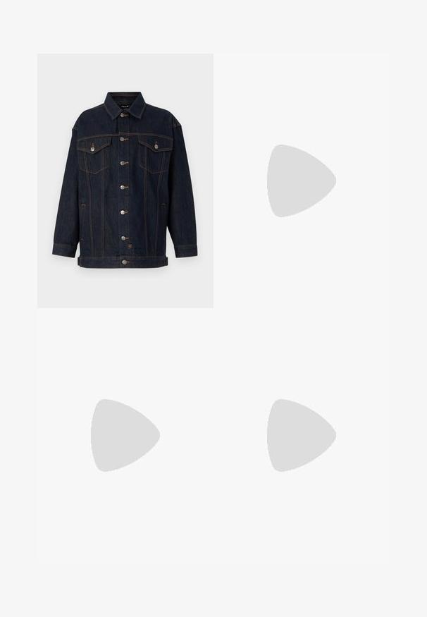 Donkerdenim jasje met twee borstzakken, zilveren knopen, oranje stiksels en een kraag. Ontspannen pasvorm en zware stoftextuur.; Witte t-shirt met korte mouwen van katoen, met een ronde hals en een losse, boxy pasvorm met minimale stiksels.; Uitlopende zwarte denimjeans met een versleten ontwerp en zichtbare stikseldetails. Voorzien van vijf zakken en een knoopsluiting in de taille.; Zwarte leren laarzen tot de knie met een vierkante neus, zijrits en verstelbare band met een metalen kettingaccent. Matte afwerking en stevige zool.